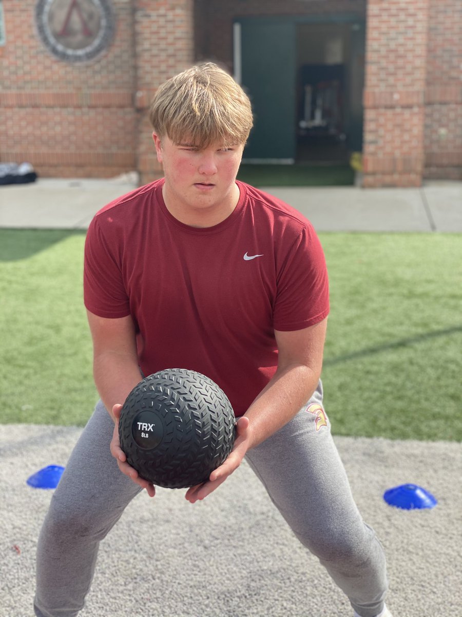 CoachZachPine's tweet photo. Big s/o to @bigka54 for coming out to work with our guys today 💪🏼💪🏼💪🏼 @SUMOROBINSON @SPaulding_FB https://t.co/eleOZgMpUI
