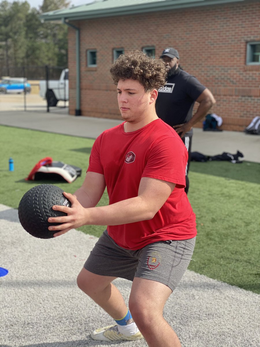CoachZachPine's tweet photo. Big s/o to @bigka54 for coming out to work with our guys today 💪🏼💪🏼💪🏼 @SUMOROBINSON @SPaulding_FB https://t.co/eleOZgMpUI