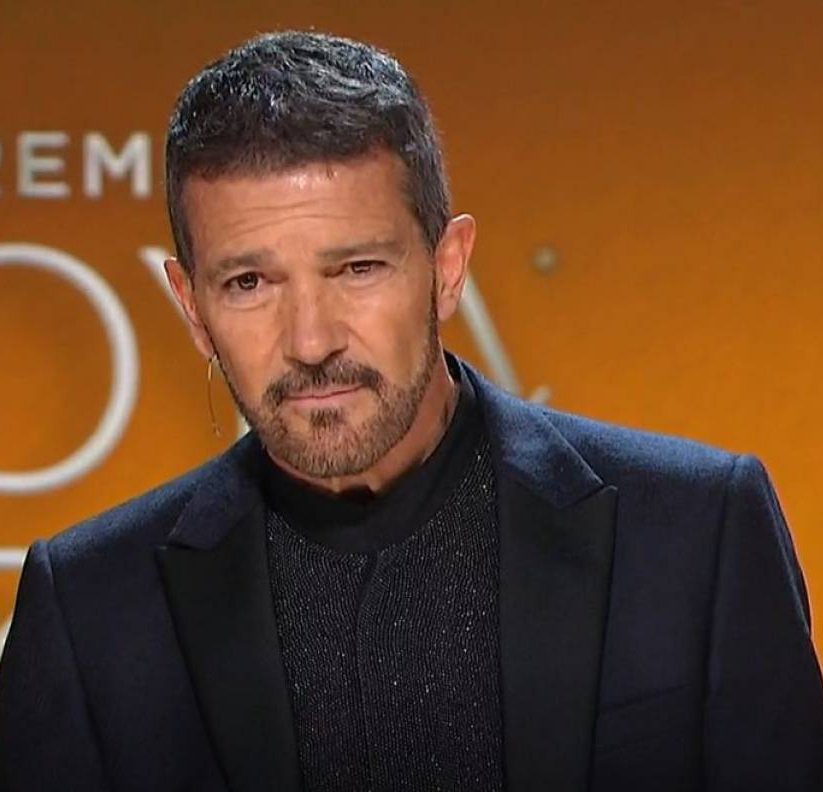 davidcpvm's tweet photo. "Ojalá pronto dejemos de ser sospechosos y volvamos a ser personas" #Goya2021 #Goyas2021 Grande, muy grande @antoniobanderas https://t.co/tS5uVVRa0S