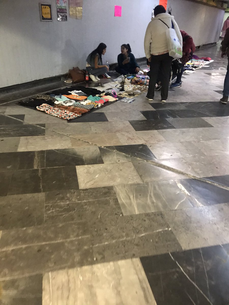 elsanababish's tweet photo. Qué tal el mercado que ponen en @MetroCDMX Centro Médico SIN CUBREBOCAS LAS AMBULANTES  y lo polis como estatuas sirviendo de nada @Claudiashein @SSC_CDMX BESVO https://t.co/EEeSxfeIEI