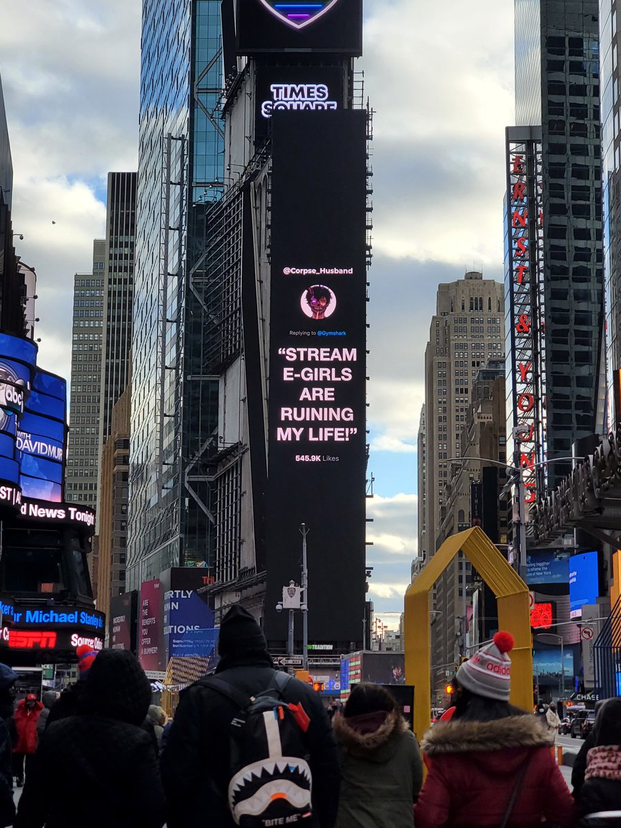 Theycallmelove_'s tweet photo. Not me pushing through an extreme social anxiety attack to go to Times Square this afternoon just to see this irl 😭😅☠🥰 @Corpse_Husband #corpsetakesnyc #streamegirls https://t.co/w4qLmBSQTT