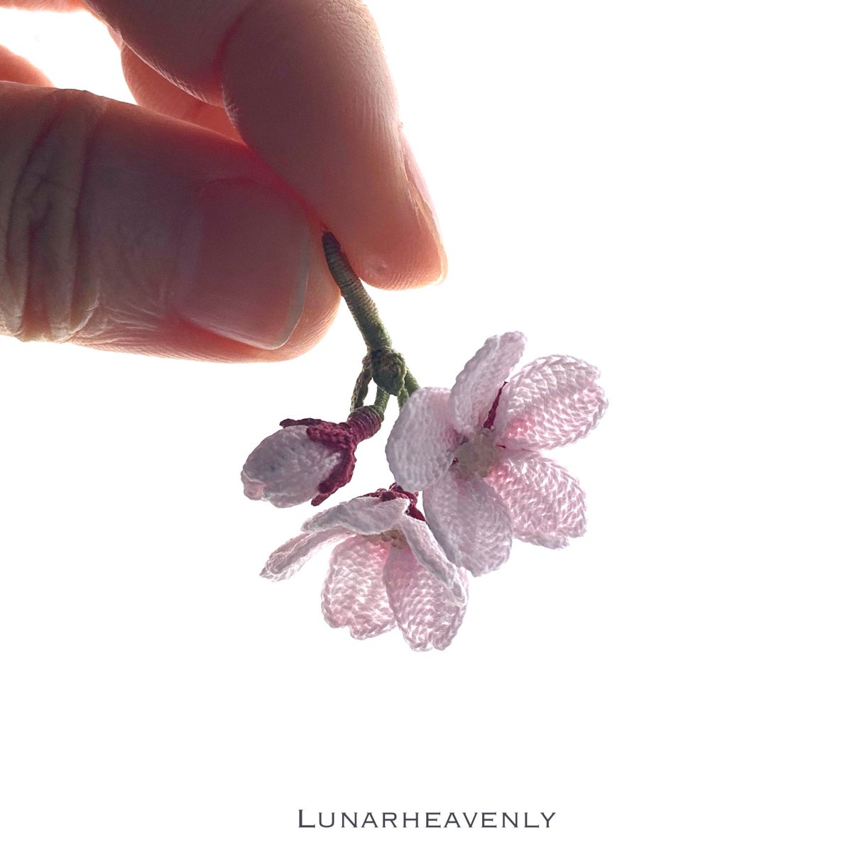 ルナヘヴンリィ レース編み作家 新作 揺れる桜とつぼみのネックレス 花弁一枚一枚編んで組み立てた桜 つぼみと開きかけの花も添えました 付けたときに俯いて咲くようなかたちになります こちらは少し大きめで 花弁ひとつひとつの動きにもニュアンス