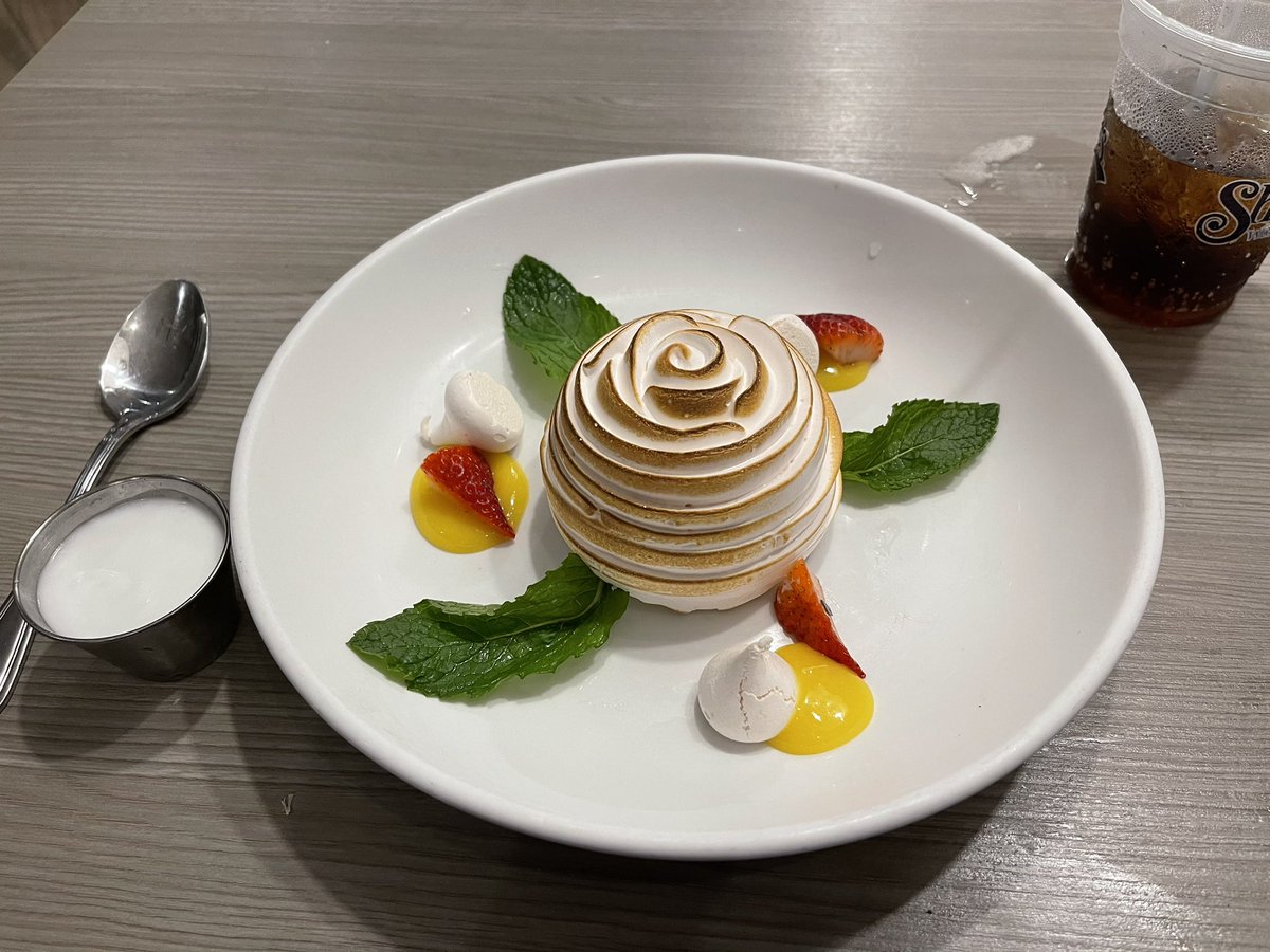 Key Lime Baked Alaska .... seriously, how could I say no??? https://t.co/wjZ0GLYPkK