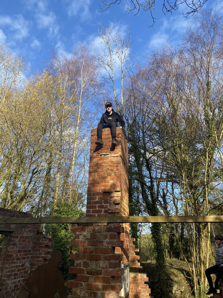 DaddyPerry's tweet image. Got up late, shopped, watched footy, climbed, played footy (yes, really, parts of me hurt that I didn’t know I still had!), cooked, set fire to Christmas tree 🎄 &amp;amp; sat outside in shorts til 10pm enjoying said 🔥 . #standard Saturday for us. #JustLive #EmbraceTheRandom #familytime