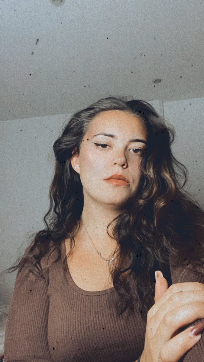 Melissa_Saphire's tweet image. Hoy me salió por primera el eyeliner, no está perfecto pero me conformo. 🥳✨.  + #curlyVibes.