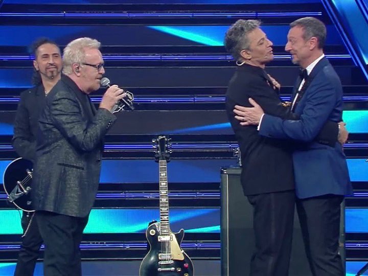 UmbertoTozzi's tweet image. Sanremo è sempre una grande emozione, grazie Amadeus e @Fiorello!
E ora vi aspetto tutti il 10 aprile in streaming!

@SanremoRai #sanremo2021 #umbertotozzisongs @MomyRecords @fepgrouplive @radioitalia