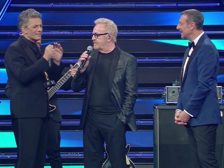 UmbertoTozzi's tweet image. Sanremo è sempre una grande emozione, grazie Amadeus e @Fiorello!
E ora vi aspetto tutti il 10 aprile in streaming!

@SanremoRai #sanremo2021 #umbertotozzisongs @MomyRecords @fepgrouplive @radioitalia