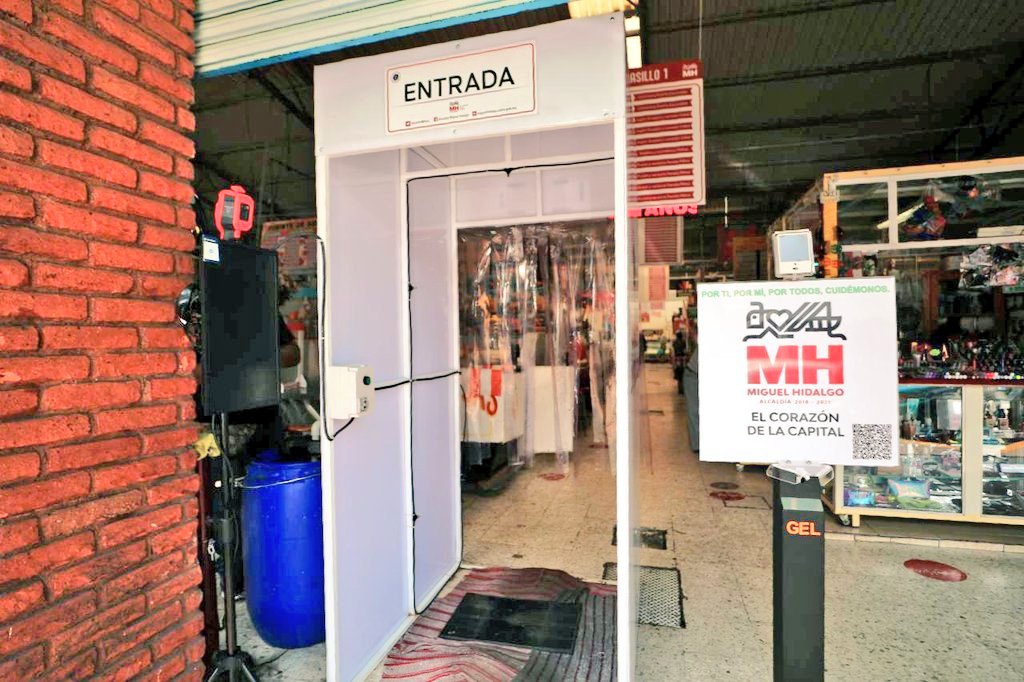 RaulParedesP's tweet photo. Acompañé al Secretario @SedecoCDMX, @FadlalaAkabani, y al alcalde @AlcaldiaMHmx, @vromog, a la presentación del primer @mercadospublico "Libre de #Covid". Reactivamos la economía cuidando tu salud.
#ConcejalDeTuLado https://t.co/4Jke7XuVr9