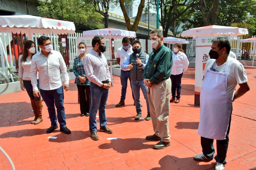 RaulParedesP's tweet photo. Acompañé al Secretario @SedecoCDMX, @FadlalaAkabani, y al alcalde @AlcaldiaMHmx, @vromog, a la presentación del primer @mercadospublico "Libre de #Covid". Reactivamos la economía cuidando tu salud.
#ConcejalDeTuLado https://t.co/4Jke7XuVr9