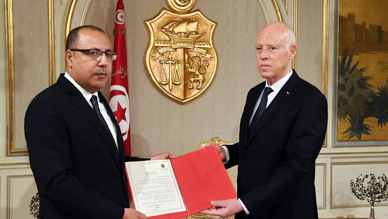 هل اشتراط الرئيس قيس سعيد استقالة المشيشي يعقد الأزمة السياسية التونسية في تونس؟