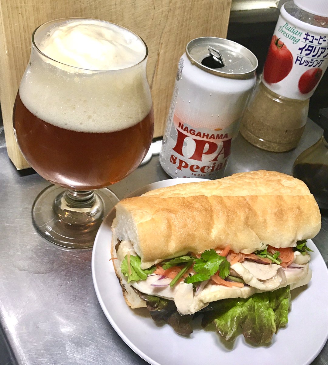 ホーヤミン 昼にグッデイサンドイッチで購入したアジアンチキンサンド Ipaを合わせると決めていたので丸正で3種買いとりあえず長浜 うむ 美味い パクチーも入ってかなりの東南アジア感 時間をおいてしっとりしたサンドも良いね やはりビールとパンは