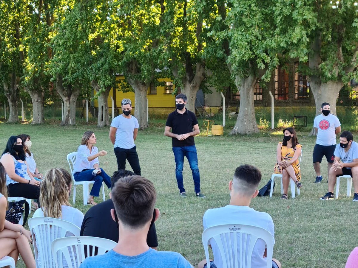 cacobellafronte's tweet photo. Hoy nos reunimos con jóvenes de 6to año de distintas escuelas de la ciudad. En este año tan importante para ellos desde el @gobiernodejunin vamos a estar para acompañarlos. https://t.co/lGtG5Rdsqi