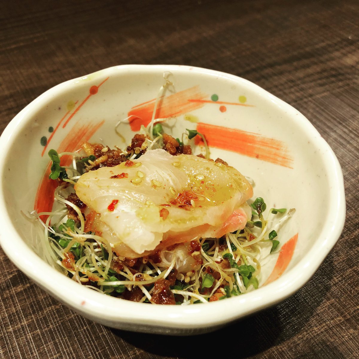 taneshichi's tweet photo. 【おつきだし紹介】鯛の手作りラー油かけ
先日のかつおの手作りラー油かけの鯛バージョンです（新鮮な鯛が入ったので）。
こちらも素材を邪魔することなく、ラー油が旨味を引き立ててくれています😋✨

※おつきだしのご紹介は一例です。ご提供するおつきだし・一品は日によって異なります。 https://t.co/P7HWhg4PDO