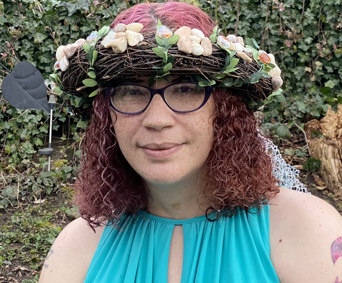 cmac2442's tweet photo. Bedazzled myself a fairy crown with rocks and jewels today. #GISH @feliciaday https://t.co/ZVWOrsr9ws