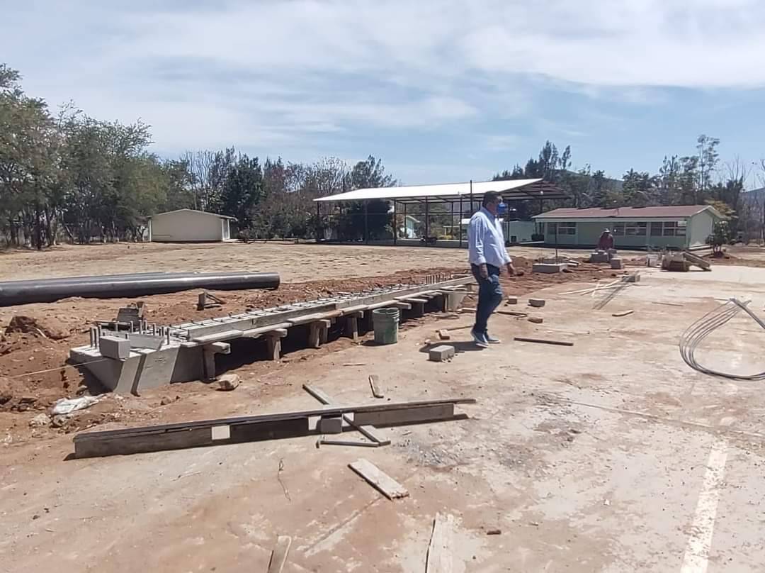 rioax74's tweet image. Supervisa @JavierBarroso_ edil de @Zimatlan1921 obra de construcción del techado de la esc. sec.tec. número 202 de #Valdeflores. @PANOaxaca @alegarciamorlan @NatyDiazPAN @InformandoAOaxa @MarioRomero80 @ContraPortada @AmpmOaxaca @Miguel_A_LunaLo @ZIMATLAN @Pan_Zimatlan