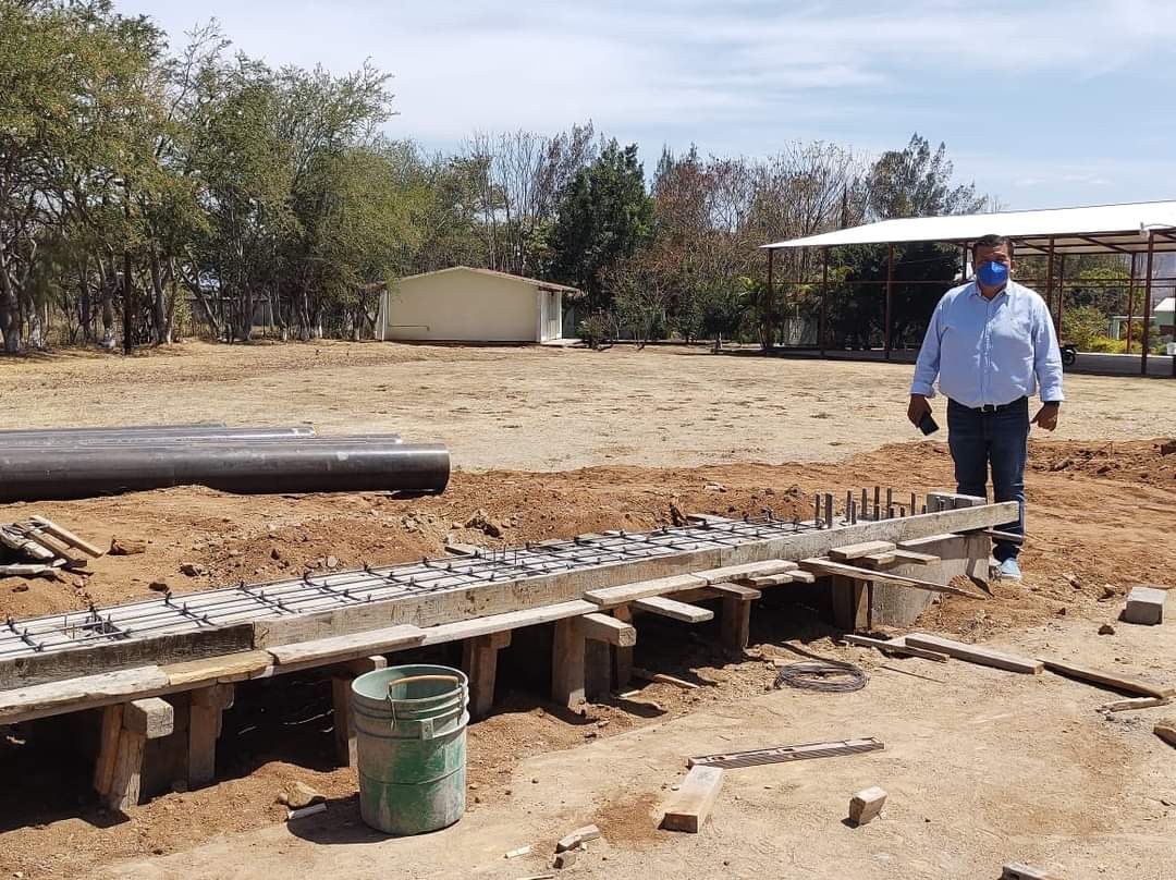 rioax74's tweet image. Supervisa @JavierBarroso_ edil de @Zimatlan1921 obra de construcción del techado de la esc. sec.tec. número 202 de #Valdeflores. @PANOaxaca @alegarciamorlan @NatyDiazPAN @InformandoAOaxa @MarioRomero80 @ContraPortada @AmpmOaxaca @Miguel_A_LunaLo @ZIMATLAN @Pan_Zimatlan