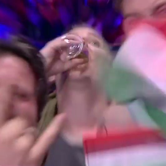 arsagaidra's tweet photo. NON CI CREDO i Måneskin hanno vinto VINTOOO SI SONO RIPRESI TUTTO QUELLO CHE ERA LORO A PARTIRE DALLA ROBBATURA DI XFACTOR SONO FELICISSIMA E ORA SI VA A SPACCARE I CULI ALL'EUROVISION sembrava impossibile ma ce l'abbiamo fatta L'ANTICO VASO È STATO PORTATO IN SALVO
#sanremo2021 https://t.co/r1YYK2yqaB