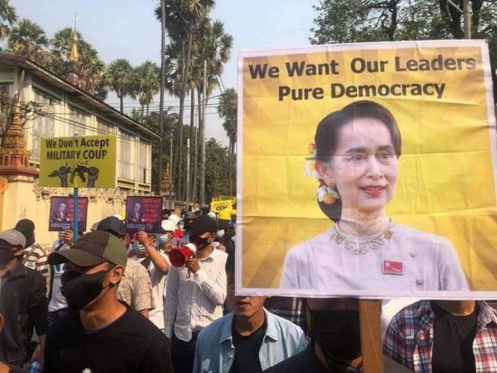 R2P FOR MYANMAR Despite the military's daily blockade of the Mya Taung monastery, peaceful protesters marched daily. 
#WhatsHappeningInMyanmar 
#Mar7Coup