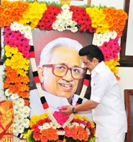 arivalayam's tweet photo. ‘இனமான பேராசிரியர் பெருந்தகை அவர்களின் முதலாம் ஆண்டு நினைவுநாளை முன்னிட்டு, அவரது இல்லத்தில் உள்ள திருவுருவப்படத்திற்கு, கழக தலைவர் @mkstalin அவர்கள் மலர்தூவி மரியாதை செலுத்தினார்’

#DMK https://t.co/poFoyzXLlT