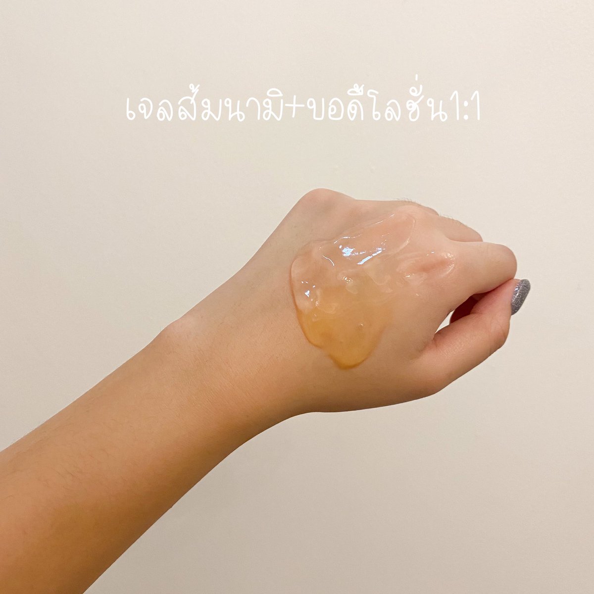 maprangkonsuay's tweet photo. How to แก้ผิวหมองเร่งด่วน หลักๆเลยผิวหน้าเค้าใช้เจลส้มของนามิ ผสมกับ sleeping mask ทาไปเลยก่อนนอน ยิ่งไปแช่เย็นนะคือผ่อนคลายมาก กลิ่นส้มอ่อนๆสดชื่นสุดๆ ส่วนผิวตัวก็ผสมกับเจลหรือโลชั่นทาได้ทั้งเช้าทั้งเย็น #นามิวิ้ง #นามิเจลส้ม https://t.co/3CKNLX9lsb