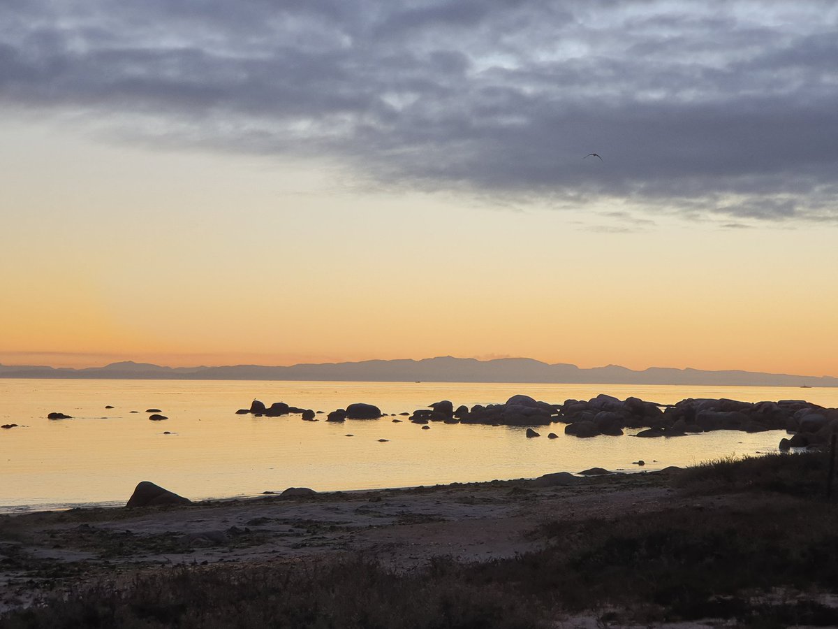 hazelj07's tweet photo. #sunrise from Stompneus baai  this morning #feedsmysoul #natureatplay #tentcamping https://t.co/NB1SWRw06q