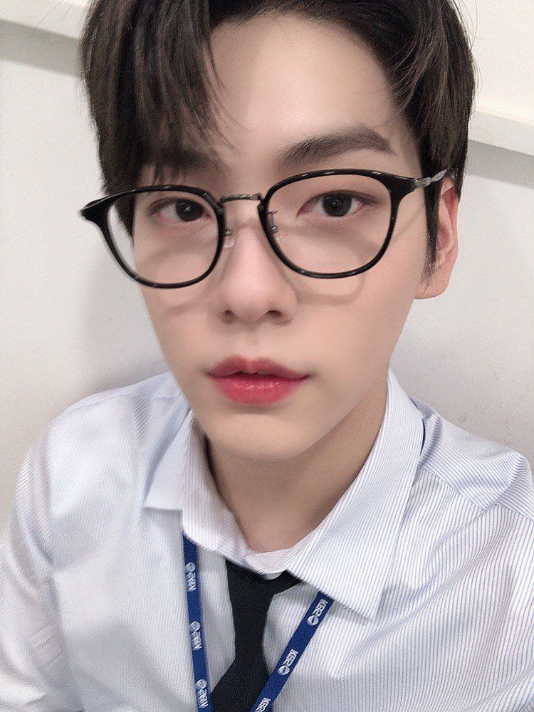 log out)sean tweet media