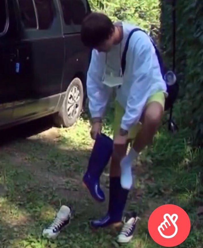 doIlpcy's tweet photo. #찬열 his blue rubber boots T__T https://t.co/N1PIBBZlqQ