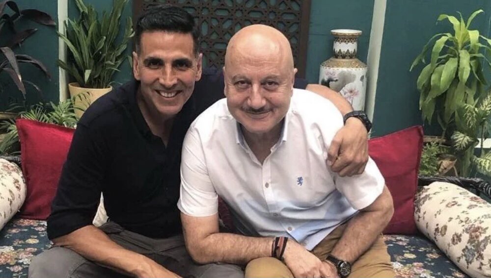 akshaykumar's tweet photo. Dear @AnupamPKher, have the happiest birthday. Am shooting here in Mumbai even on a Sunday...hope you’re having a relaxed day in some cooler climes. Catch up soon. Love and prayers 🤗 https://t.co/tH7beiewsU