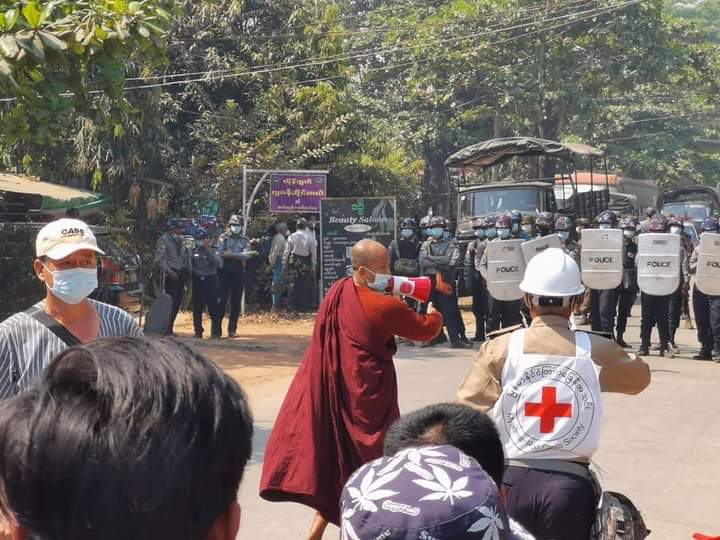 Kyu21789096's tweet photo. What's Happening in Taikkyi!

The peaceful protesters in Taikkyi are disrupted violently with tear-gas 
by Military Terrorists!

More than 10 students are detained violently and one's head was hit!

R2P FOR MYANMAR

#WhatsHappeningInMyanmar 
#Mar7Coup https://t.co/v92C94Dabm