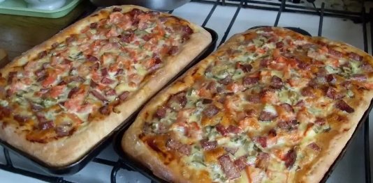 Домашняя пицца 10. Пицца домашняя. Пицца домашняя в духовке. Пицца квадратная домашняя. Противень для пиццы.