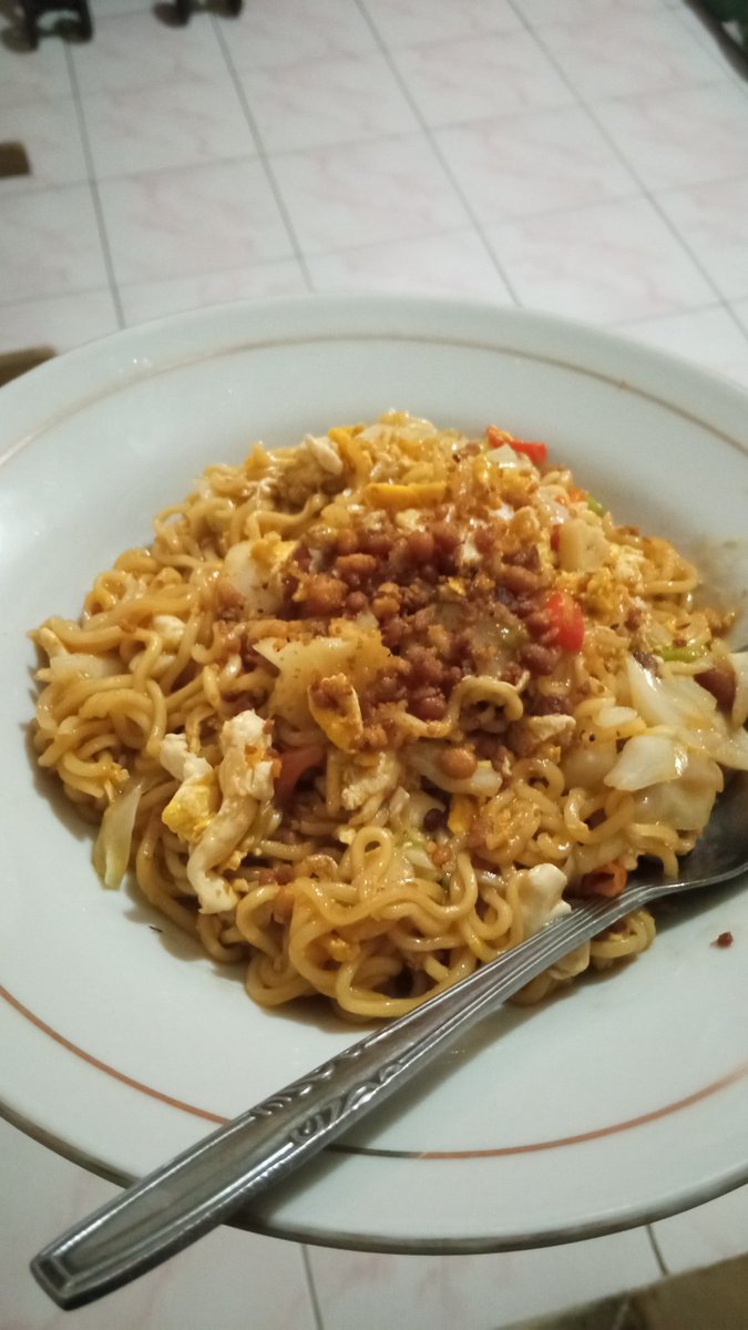 dhantidanti's tweet photo. Tarammmm. Mie sedap goreng nyemek 
Baput, bamer,telor, cabe rawit lg mahal, kol, daun bawang... #miegoreng #mienyemeksedap #mienyemek https://t.co/noX7tATOWe