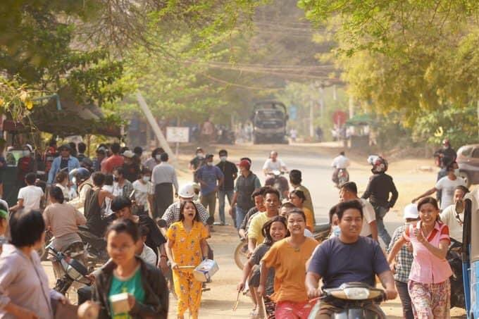 This is in Bagan (ancient city, UNESCO World Heritage Site in Mandalay Region of Myanmar).
Juntas terrorists forces had already made about 5 shots in an attempt to disperse the peacefully protesting civilians.

R2P FOR MYANMAR

#WhatsHappeningInMyanmar
#Mar7Coup
