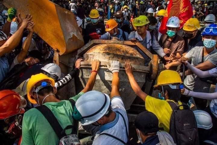 petithein's tweet photo. #whatshappeninmyanmar
#GenrationZ
#CrimesAgainstHumanity
#HumanRightsViolations
#Salute https://t.co/Q2Fwlk2PTk
