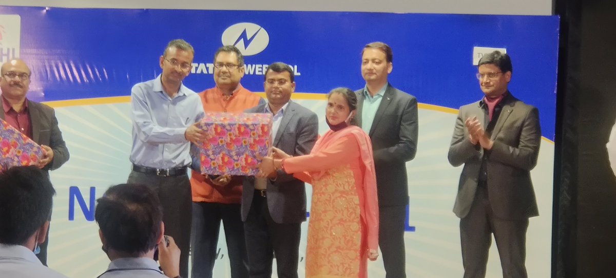 vssdelhi's tweet image. रोहिणी सेक्टर 11 दिल्ली में टाटा पावर दिल्ली डिसटीब्यूशन लिमिटेड द्वारा आयोजित एनजीओ meet में विकलांग सहारा समिति दिल्ली के best टीचर में कुमारी नजराना सिलाई टीचर बवाना एवं संतोष मंगोलपुरी सेंटर को awards से नवाजा गया #vssd #kka #tpddl