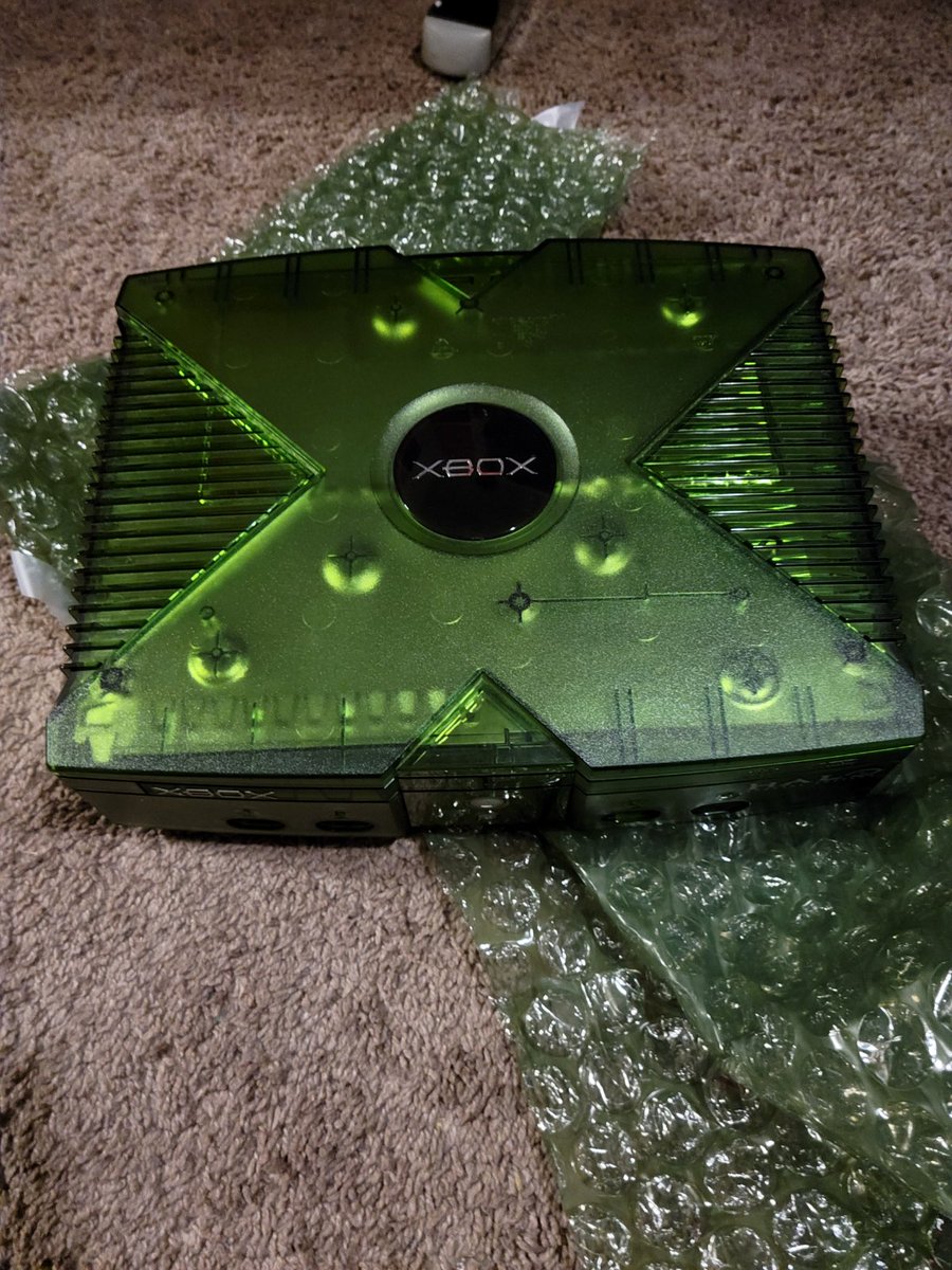 ImDarthDrizzy's tweet photo. Look what i bought! 👀 #Halo2 #OGXbox https://t.co/l2OLDfipfd