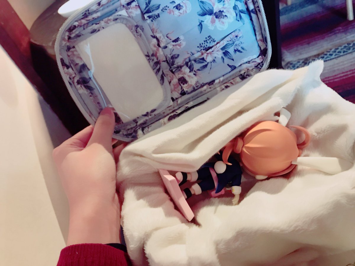 春川 みなと フィギュアの持ち運び ハルちゃんは自作ブリスター 発泡スチロールを形に合わせてくり抜いて 柔らかい布を貼り合わせたものをfrancfrancのポーチに詰めただけ があるので一緒にお出かけしやすいんですよね ポーチに接着剤とキムワイプも入れ