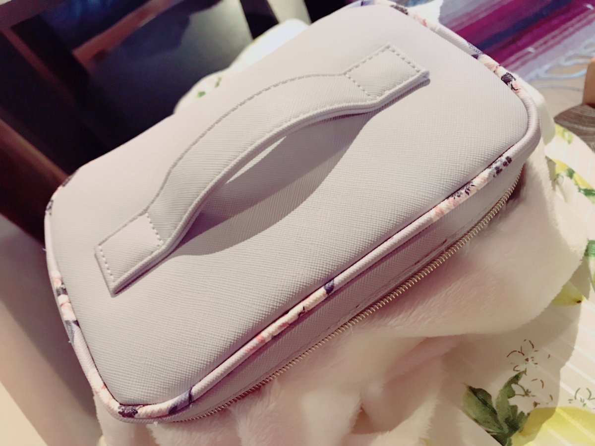 春川 みなと フィギュアの持ち運び ハルちゃんは自作ブリスター 発泡スチロールを形に合わせてくり抜いて 柔らかい布を貼り合わせたものをfrancfrancのポーチに詰めただけ があるので一緒にお出かけしやすいんですよね ポーチに接着剤とキムワイプも入れ