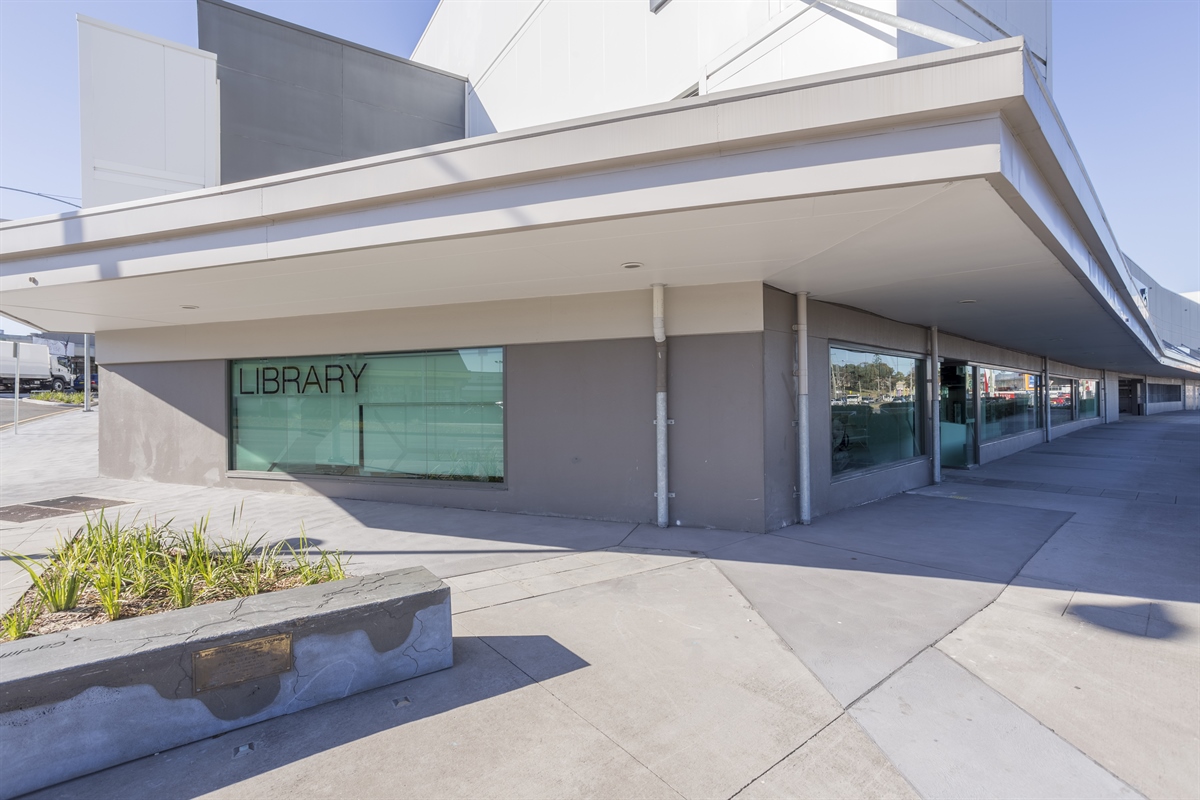statelibrarynsw's tweet photo. Today's featured public library is #Cardiff Library, part of @lakemac. #ALibraryADay #NSWPublicLibraries

#CardiffLibrary recently relocated to Cardiff’s shopping centre with services including 3D printing, great programs, events, displays &amp; exhibitions.

https://t.co/cgdIoMASkw https://t.co/rreUsIna19