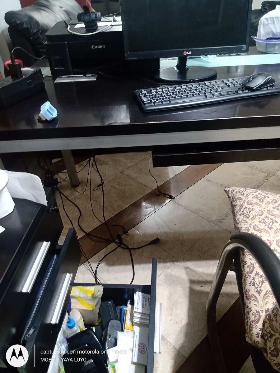 MonicaYaya's tweet photo. DENUNCIO
Hoy han ingresado a mi oficina rompiendo la puerta principal. Se han llevado dos lap tops y dos díscos duros.

Extrañamente no se llevaron otros bienes de cómputo con valor comercial. 

A pesar que pedí garantías por razones políticas, el gobierno nunca me las otorgó. https://t.co/FcuEaB3QdC