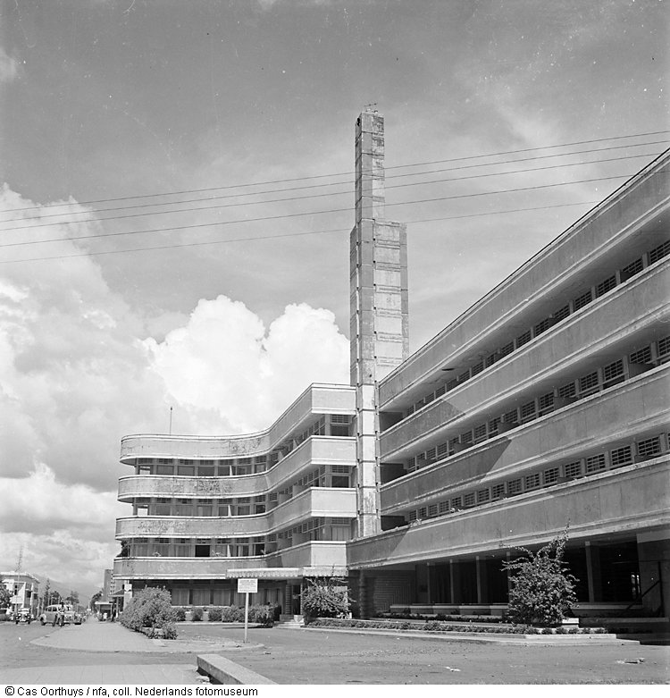 potolawas's tweet photo. Pemandangan hotel Savoy-Homann di Bandung, Indonesia, sekitar (1947).
•
📸: Nederlands Fotomuseum/Cas Oorthuys
•
#potolawas #potolawasbandung #bandung #hotelhomann #homannsavoy #bandunghits #bandungbanget #bandunghits https://t.co/8HRNAdR2i9