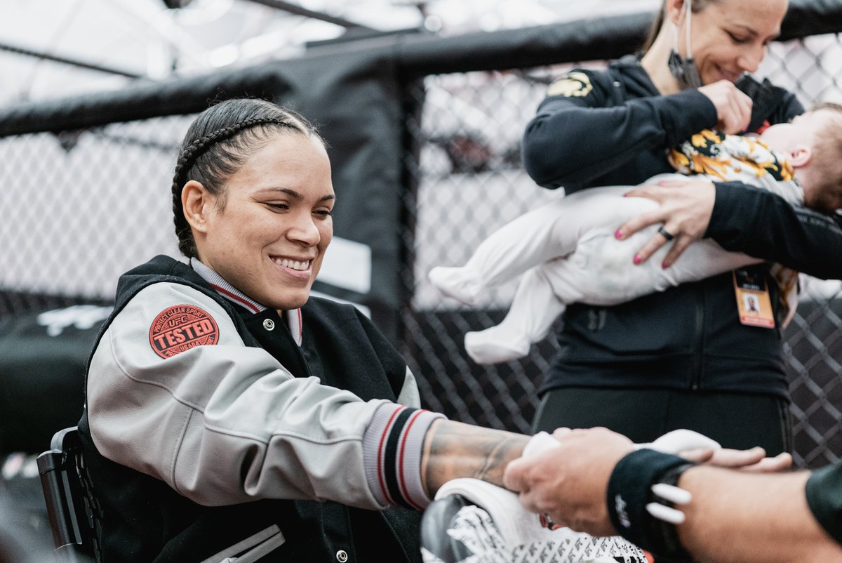 Concentração em família!

🏆🏆 <a href="/Amanda_Leoa/">Amanda Nunes</a> prepara as mãos para mais uma defesa de título no #UFC259.

AO VIVO no @canalCombate.