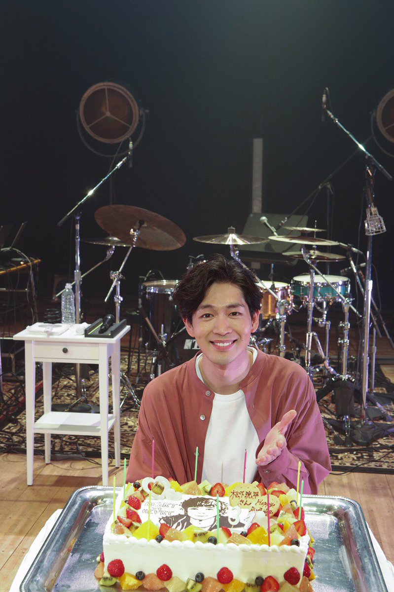 VictorMusic's tweet photo. ／
#松下洸平
㊗️メジャーデビュー決定🎉
夏頃、楽曲リリース🎶
＼

自身の誕生日、3/6(土)は
ライブツアーファイナル👏

10年以上に渡り書き続けたオリジナルソング&amp;カバー曲の全15曲を熱唱🎤

ラストはデビューのサプライズ発表🎁
熱い想いを語ってくれました😭

リリースは夏頃を予定✨
お楽しみに‼️ https://t.co/Iqp2W3JBcK