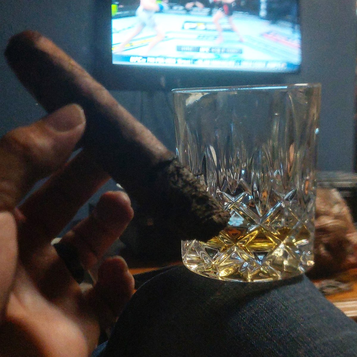 MartincdWfg's tweet photo. Round 2. #CasaLovo #TequilaInfused #CigarPorn and some baby blue bourbon. The fights have slowed down but still a  good night if fights. Almost time for the main card. #CigarLife #CigarLover #LovoLover https://t.co/9g2Q3rBugr