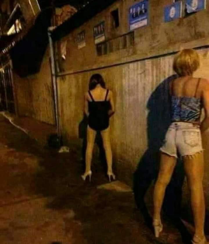 Biyar kisanak semua tauk...
Di kahyangan jugak ada tembok ratapan.

Rang-orang nyang menghadap tembok ratapan pasti akan jujur siapa sebenernya dirinya entuh.