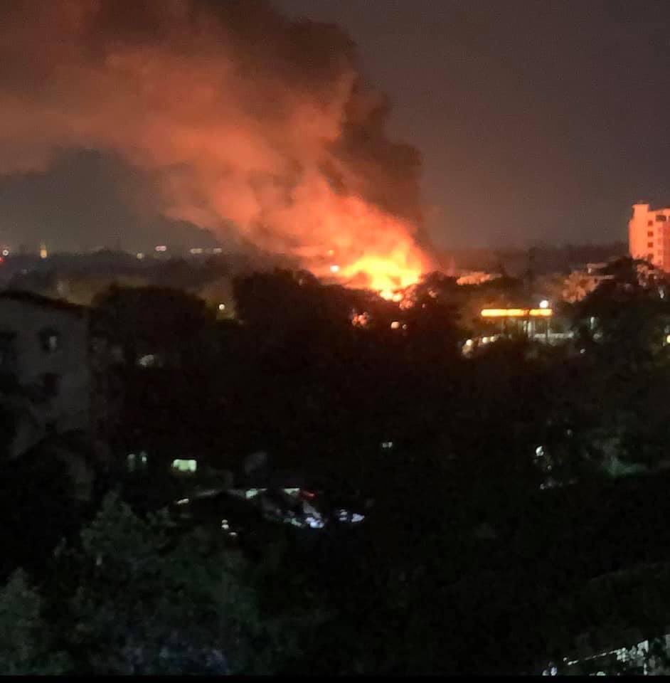 deejaypxi's tweet photo. Military junta burning house in North Oakala 2pm when internet shut down. #WhatsHappeningInMyanmar #Mar7Coup https://t.co/KJ0ROsRstb