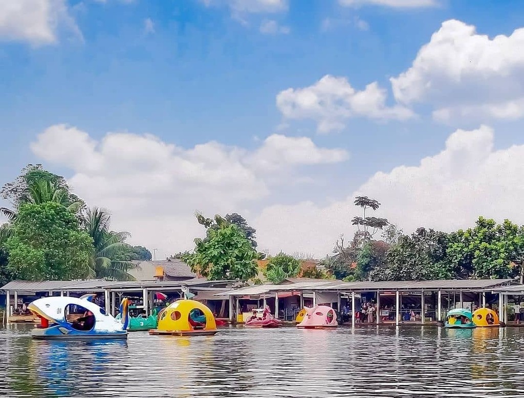 infodepok_id's tweet photo. Wisata naik bebek-bebekan liburan alternatif murah-meriah. Siapa yang suka main ke Setu tapi belum pernah sama sekali main bebek-bebekan?
📍 Setu Pengasinan, Sawangan, Depok
via @tehmanis_2613
#setupengasinan #exploresawangan #exploredepok #visitja… https://t.co/4ODvWi1Pg0 https://t.co/TvH0zhSHUV