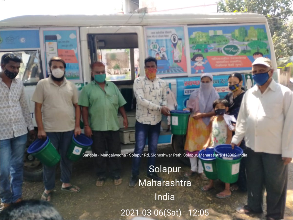 smcsolapur's tweet photo. सोलापूर शहरातील सुंदरम नगर, RTO रोड परिसर मध्ये IEC मोबाईल व्हॅन/स्वच्छता रथ च्या माध्यमातून तेथील नागरिकांमध्ये ओला कचरा व सुका कचरा बाबत जनजागृती करून नागरिकांना डस्टबिन वाटप करण्यात आले.
#SwachhBharatUrban
#SwachhSurvekshan2021
#SwachhSolapur
#Seggregation https://t.co/U4AIDvnFWu