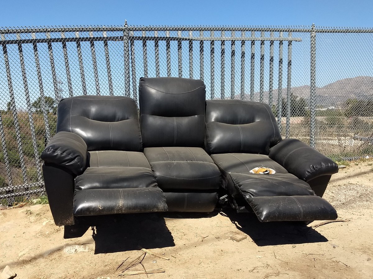 abc7davekunz's tweet photo. A luxurious #HaveYouSeenAFreeCouch @darksecretplace - Up to three can recline in plush comfort, with views of the Verdugo Mountains, the hills of Griffith Park, and Mt. Sinai cemetery. Located along the "Forest Lawn Drive flower mart." https://t.co/RMnpcLykUk