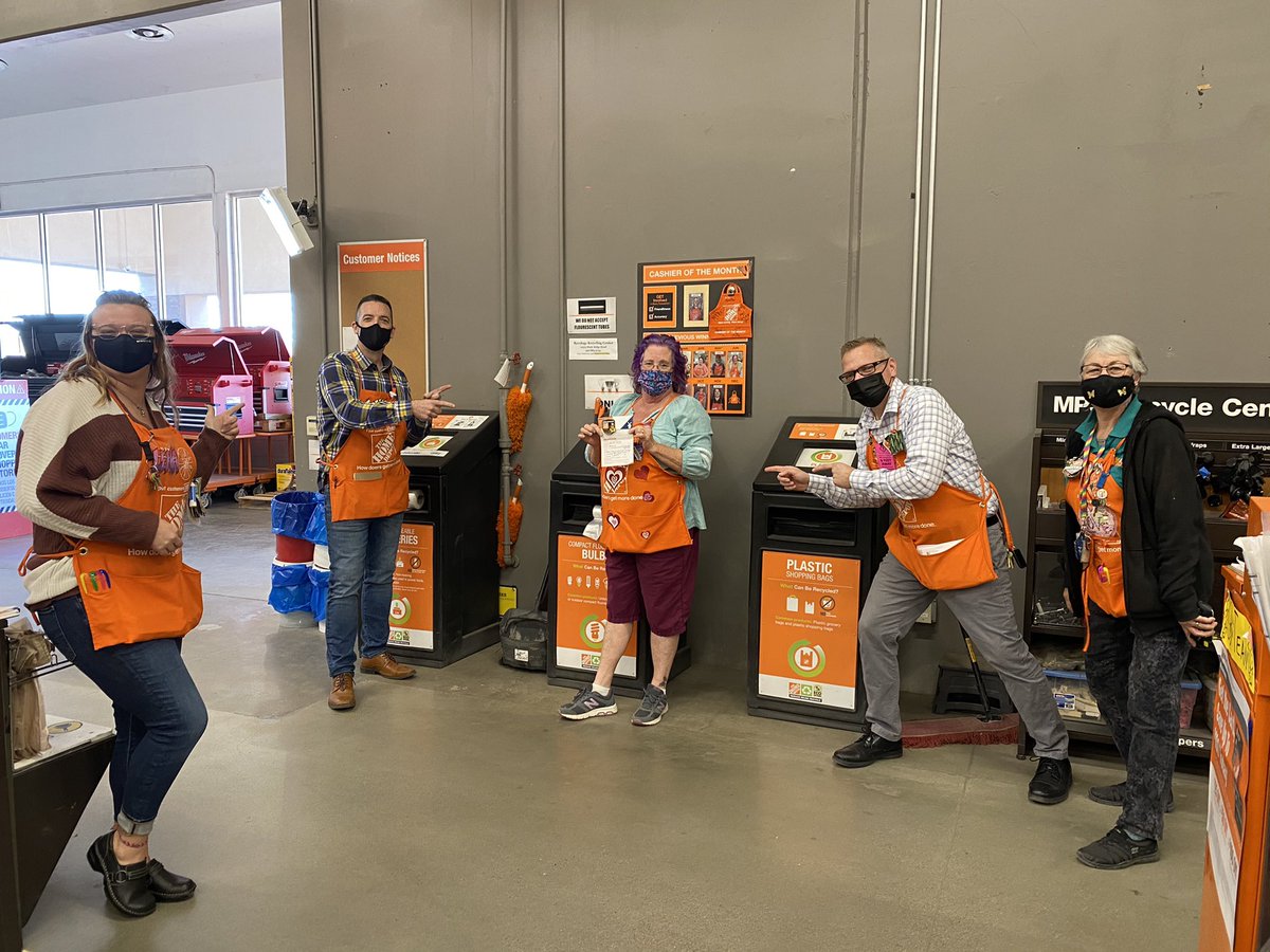 lenacyoung's tweet photo. Just giving a little homer love to our top credit cashier. Alice kicks butt with credit. Number two in the district with close too 800 cards!! Amazing!! You rock, lady!! Keep it up!!! #8597 #FESproud #auburnforever #creditcreditcredit https://t.co/xL0KWnOoJp