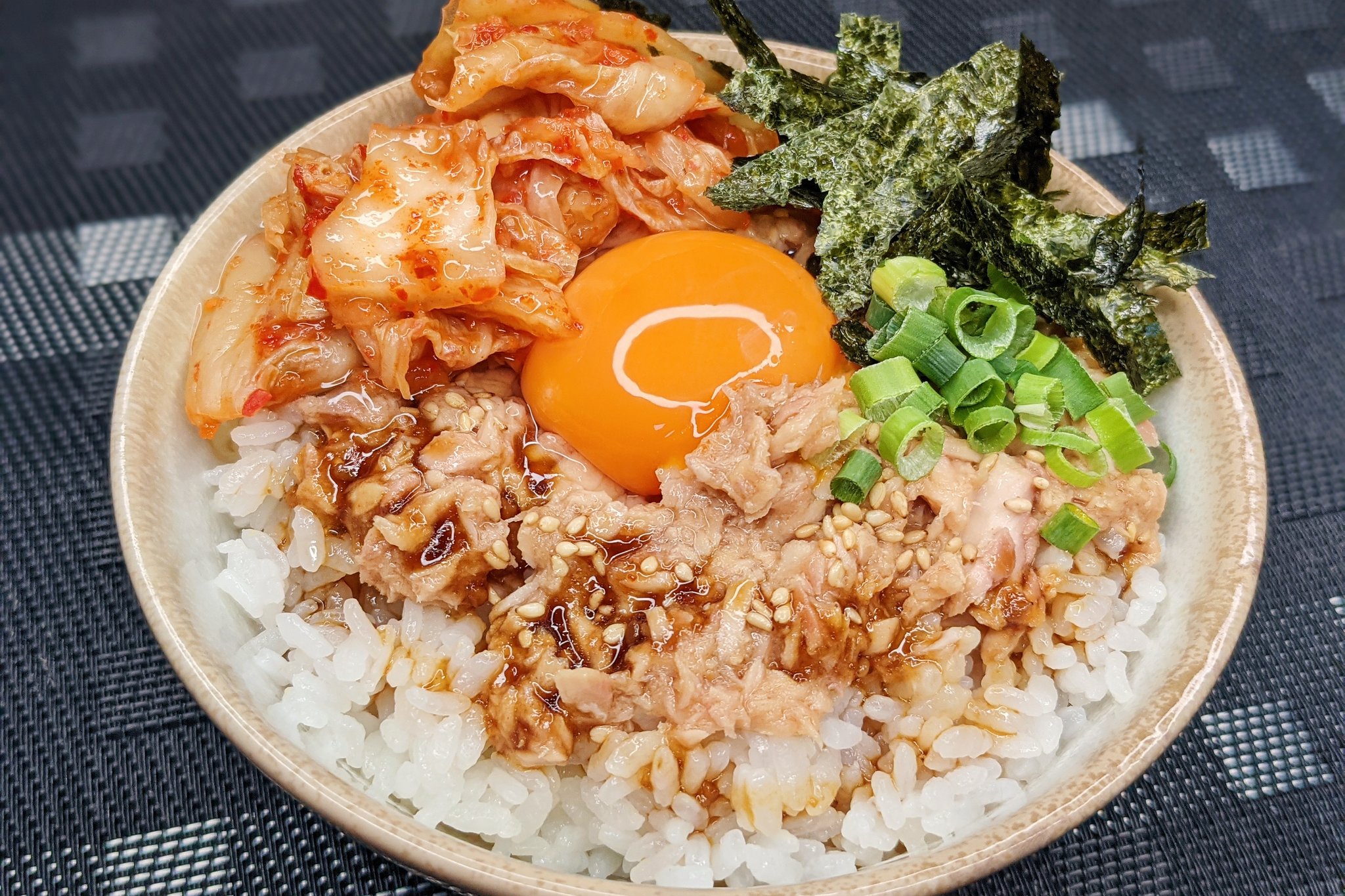 ハマごはん お手軽レシピ 時短で美味しい ツナ缶ビビンバ風tkg ツナ缶 の油を切り 焼き肉のタレ 豆板醤 にんにく 生姜 白ごまをツナと混ぜる ごはんの上に をのせて卵 キムチ のり ネギをのせたら完成 焼き肉のタレを少しアレンジして